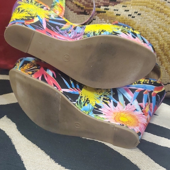 Nicole Miller floral platforms - Picture 8 of 9
